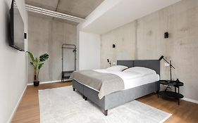 Global Living I Thegraf - East Side Gallery