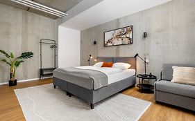 Global Living I Thegraf - East Side Gallery